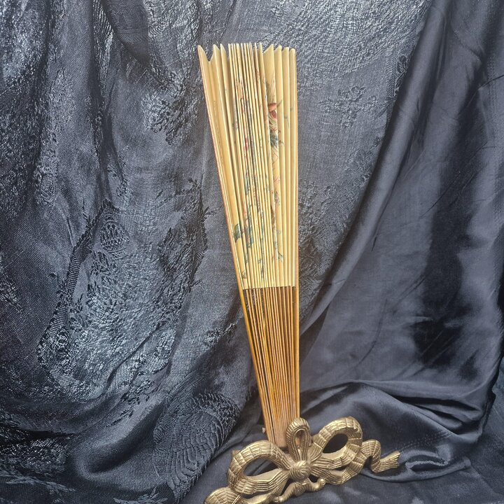 Leque de papel antigo, leque de mao, cena de cromolitografia Belle Epoque, hastes de madeira, 32 cm, seculo XIX, para restauro