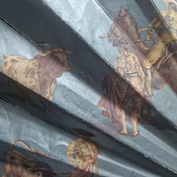 Leque dobrável espanhol antigo, cromolitografia cena de corrida de touros, madeira pintada e papel, século XIX, para restauração