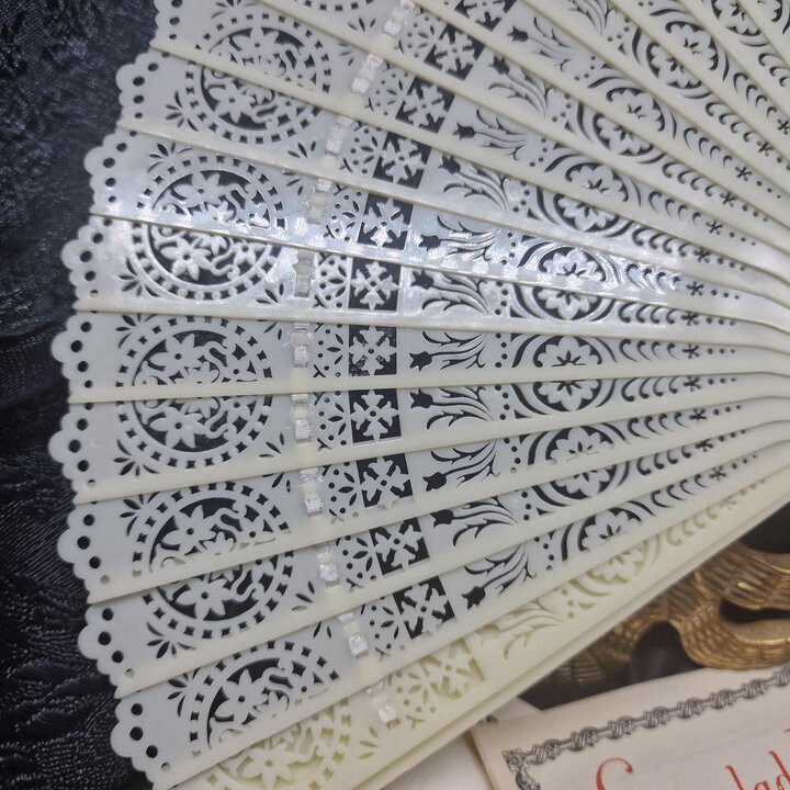 Vintage Folding Hand Fan Abanico Spanish Lace Wedding Fan Off White Celluloid Bridal Handheld Accessory Valencia 1950s