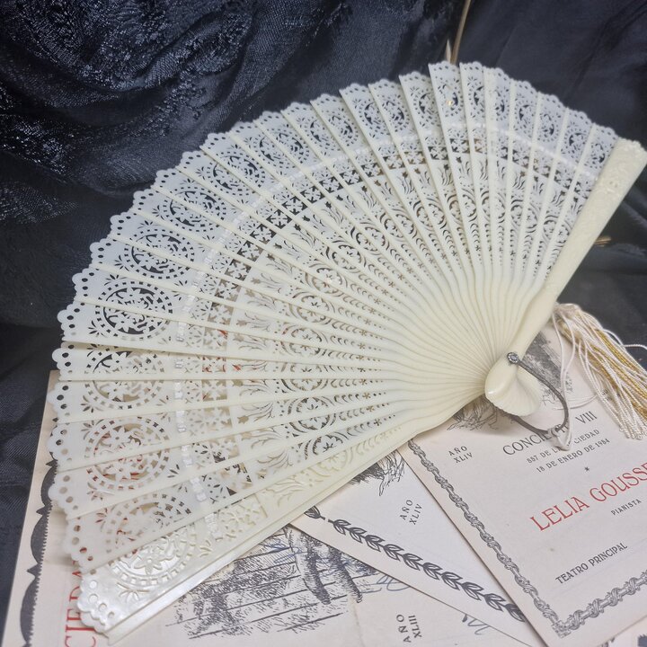 Vintage Folding Hand Fan Abanico Spanish Lace Wedding Fan Off White Celluloid Bridal Handheld Accessory Valencia 1950s