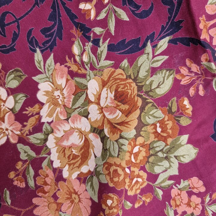Vintage Engelse Staple Stof, Floraals en Barokmotief Gesponnen Rayon Kleermakerstextiel, 150 x 320 cm Naaimateriaal
