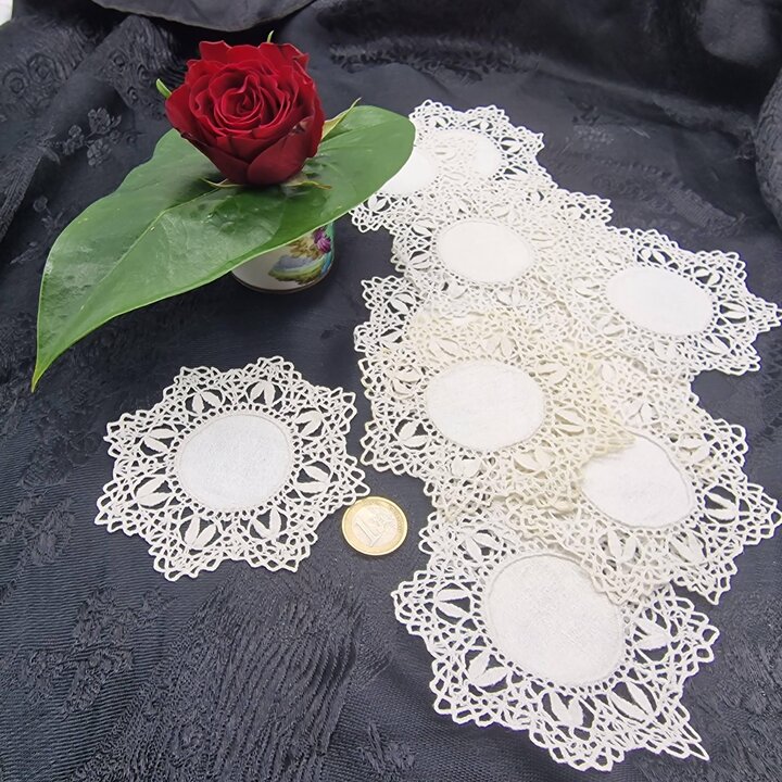 15 Vintage handgestickte Spitzenapplikationen, weißes Leinen, 10 cm