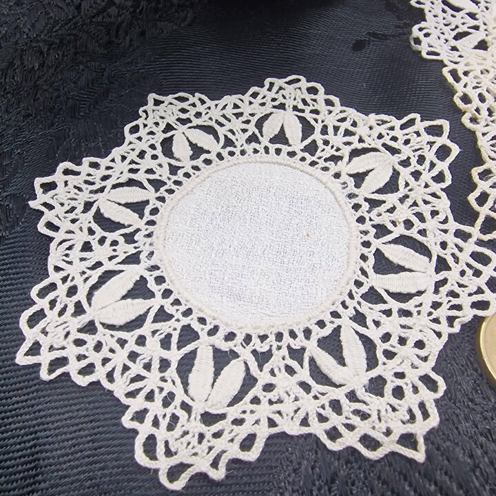 15 Appliques en dentelle vintage brodées main, lin blanc, 10 cm