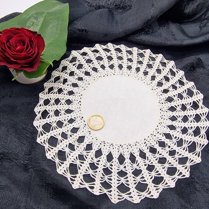 3er Set Runde Spitzendeckchen aus Leinen und Handarbeit Häkelspitze, Vintage Platzsets 24 cm, 1960er Jahre