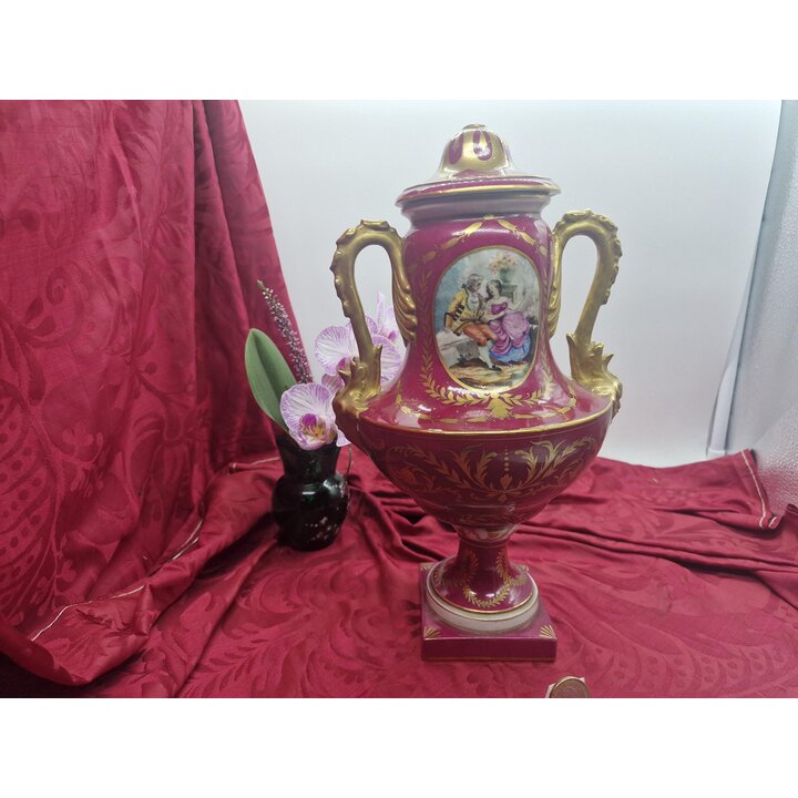 Antike Sevres Stil Porzellan Urne Vase mit Deckel Handbemalt Galante Szene Bordeaux Gold Restauration 30 cm