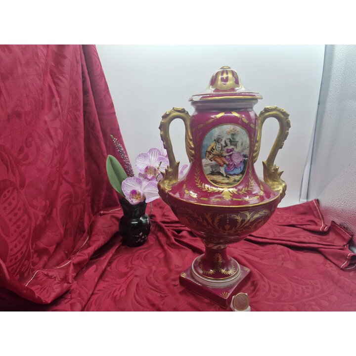 Antike Sevres Stil Porzellan Urne Vase mit Deckel Handbemalt Galante Szene Bordeaux Gold Restauration 30 cm