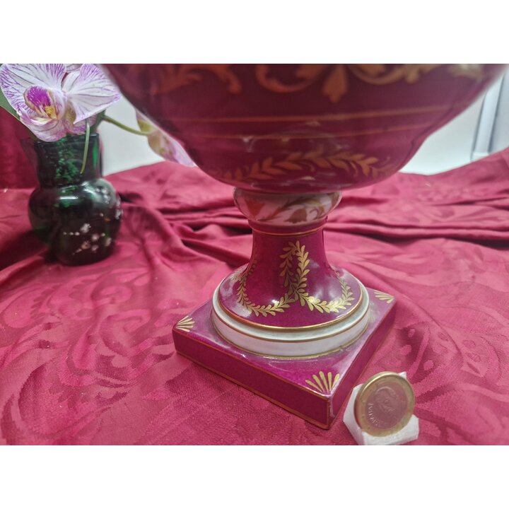 Vaso Urna in Porcellana Stile Sevres con Coperchio Scena Galante Bordeaux e Oro Da Restaurare 30 cm