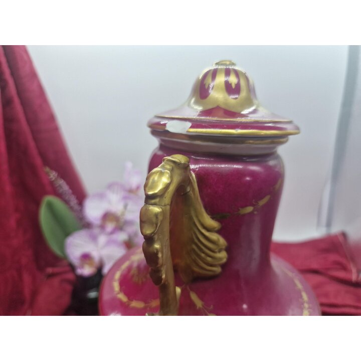Antike Sevres Stil Porzellan Urne Vase mit Deckel Handbemalt Galante Szene Bordeaux Gold Restauration 30 cm