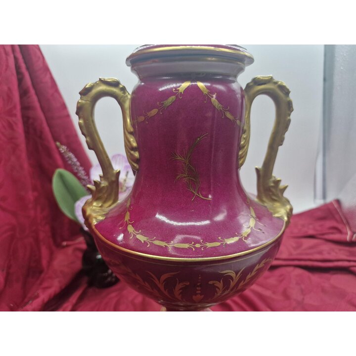 Antieke Sevres Stijl Porseleinen Urn Vaas met Deksel Handgeschilderd Galante Scene Bordeaux Goud Restauratie 30 cm