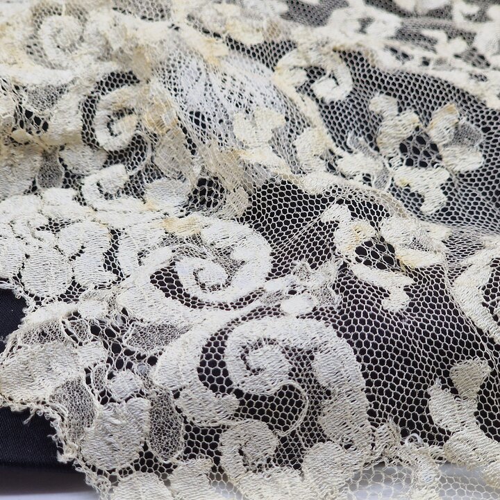 Lotto di tessuti antichi Bianco e Nero - 15 pezzi - Seta naturale, Pizzo Chantilly, Raso - Forniture per cucito epoca 1910