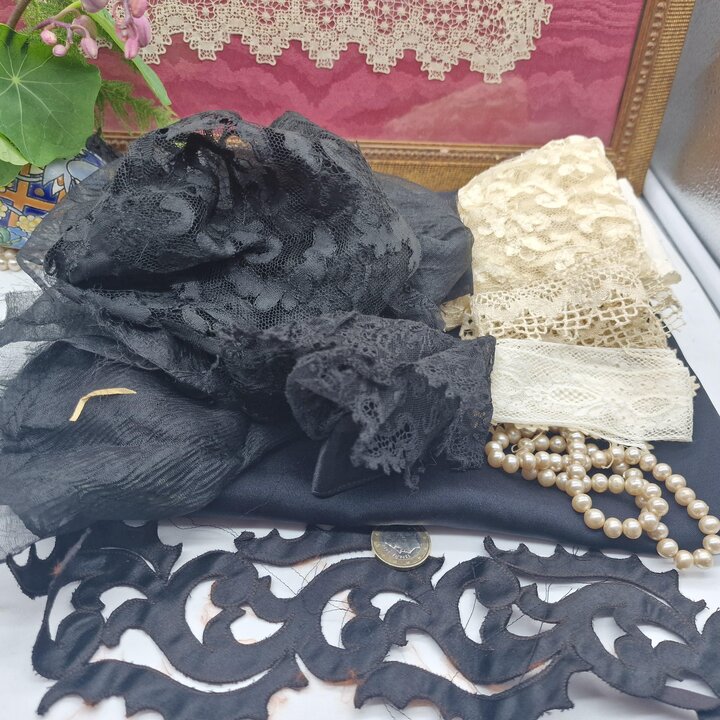 Lotto di tessuti antichi Bianco e Nero - 15 pezzi - Seta naturale, Pizzo Chantilly, Raso - Forniture per cucito epoca 1910