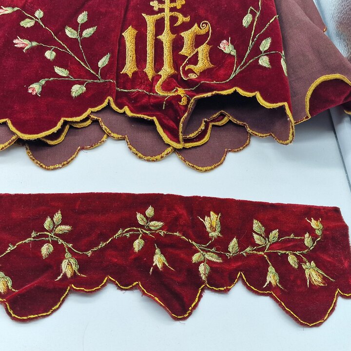 Conjunto de Lambrequim Litúrgico Antigo, Bordadura de Altar IHS, Acabamentos em Veludo de Seda Pintados à Mão, 4 Peças