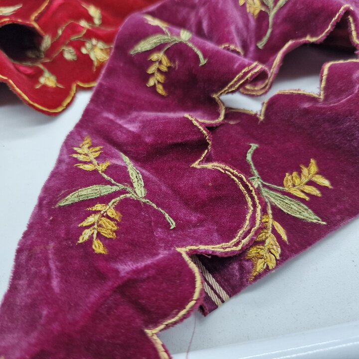 Conjunto de Lambrequim Litúrgico Antigo, Bordadura de Altar IHS, Acabamentos em Veludo de Seda Pintados à Mão, 4 Peças
