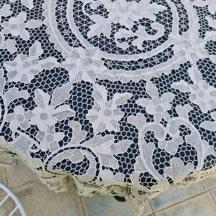 Toalha de Mesa Redonda em Renda Veneziana 120cm - Anos 50
