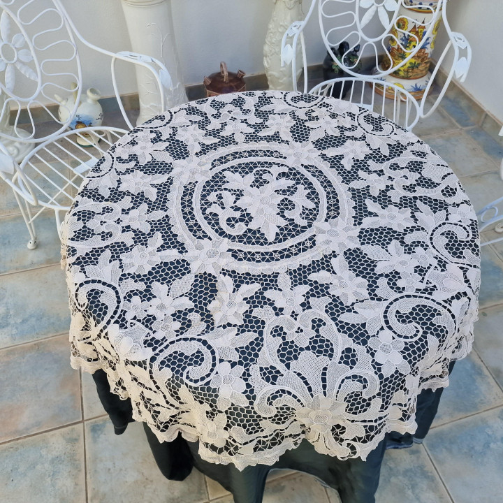 Nappe ronde en dentelle vénitienne faite main 120cm - Années 50