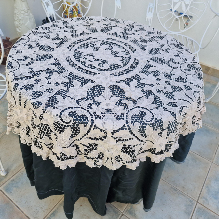 Okrągły obrus z koronki weneckiej handmade 120cm - Lata 50.