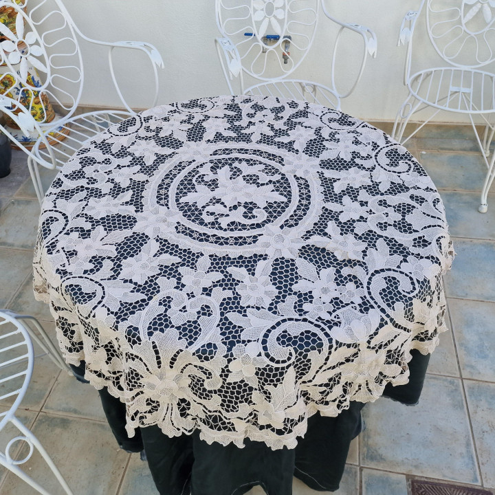Handgefertigte venezianische Spitzen-Tischdecke rund 120cm - 1950er