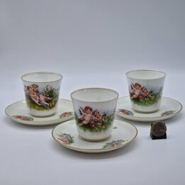 Antieke Porseleinen Koffiekop en Schotel, Limoges Stijl met Engeltjes en Goudrand, Servies Belle Epoque Circa 1910