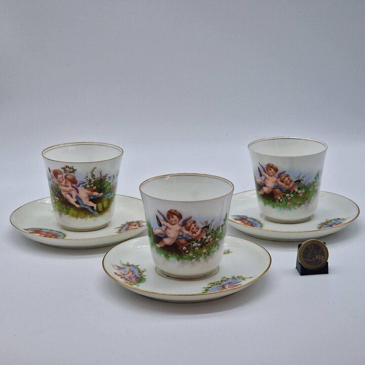 Antieke Porseleinen Koffiekop en Schotel, Limoges Stijl met Engeltjes en Goudrand, Servies Belle Epoque Circa 1910
