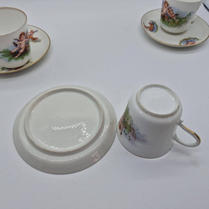 Antieke Porseleinen Koffiekop en Schotel, Limoges Stijl met Engeltjes en Goudrand, Servies Belle Epoque Circa 1910