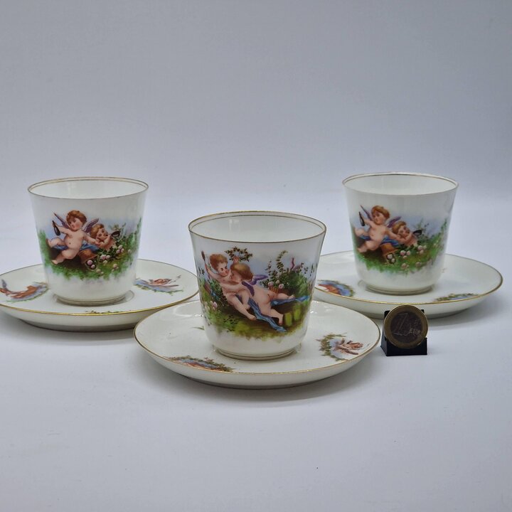 Antieke Porseleinen Koffiekop en Schotel, Limoges Stijl met Engeltjes en Goudrand, Servies Belle Epoque Circa 1910