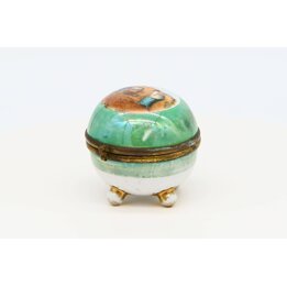 ヴィンテージ 磁器製エッグ型小物入れ リモージュ風ジュエリーボックス ロココ調宮廷画 恋人たちのシンボル グリーンラスター彩と真鍮 ブロンズ脚 1950年代