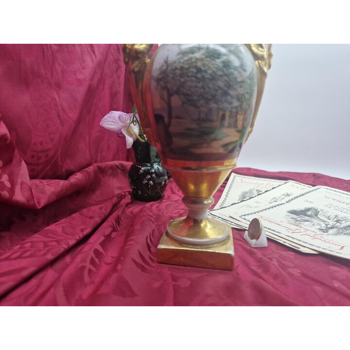 Vase Urne en Porcelaine Empire XIXe Siècle, Scène Romantique Peinte à la Main Socle Carré 22 cm, À Restaurer