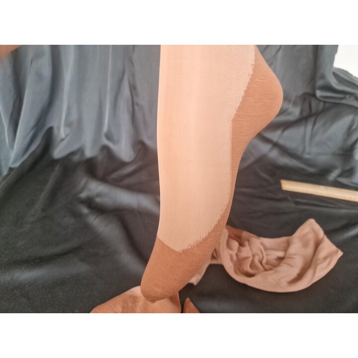 Meias Vintage Anos 50 com Costura, Meias de Algodão e Viscose Bege, Calcanhar Reforçado, Tamanho 9, Pé 22 cm, Comprimento 75 cm