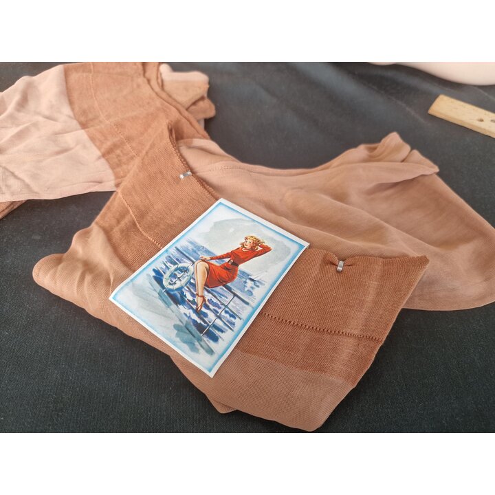 Meias Vintage Anos 50 com Costura, Meias de Algodão e Viscose Bege, Calcanhar Reforçado, Tamanho 9, Pé 22 cm, Comprimento 75 cm