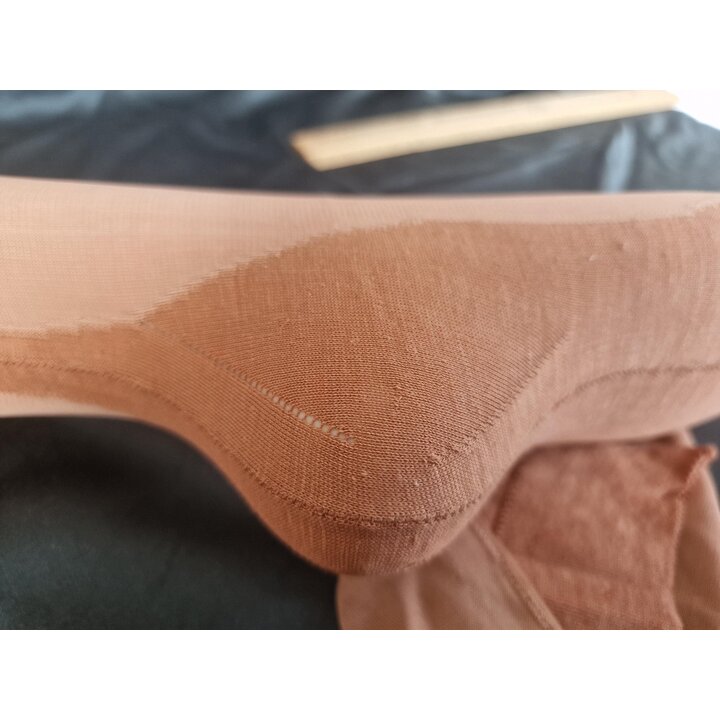Meias Vintage Anos 50 com Costura, Meias de Algodão e Viscose Bege, Calcanhar Reforçado, Tamanho 9, Pé 22 cm, Comprimento 75 cm