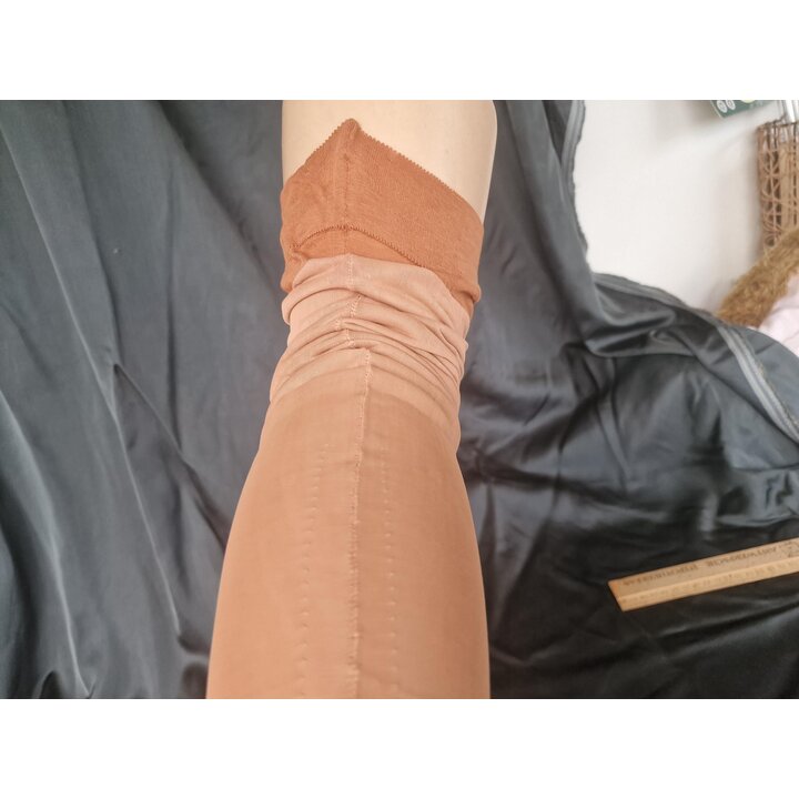 Meias Vintage Anos 50 com Costura, Meias de Algodão e Viscose Bege, Calcanhar Reforçado, Tamanho 9, Pé 22 cm, Comprimento 75 cm
