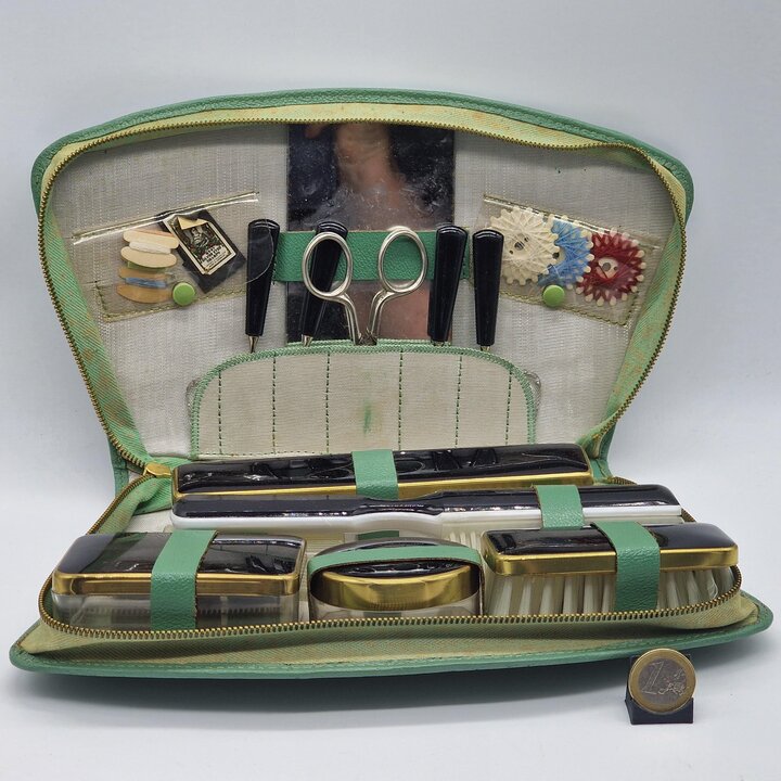 Vintage Reise-Kulturbeutel 50er-60er Jahre – Mintgrünes Etui mit Toiletten- und Maniküre-Zubehör