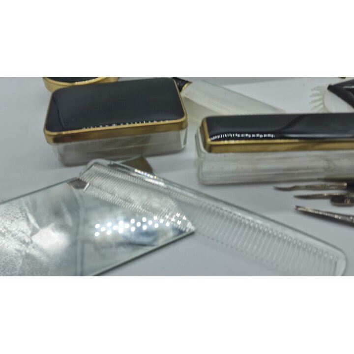 Vintage Kosmetyczka Podróżna Lata 50-60 – Miętowe Etui z Akcesoriami Toaletowymi i do Manicure