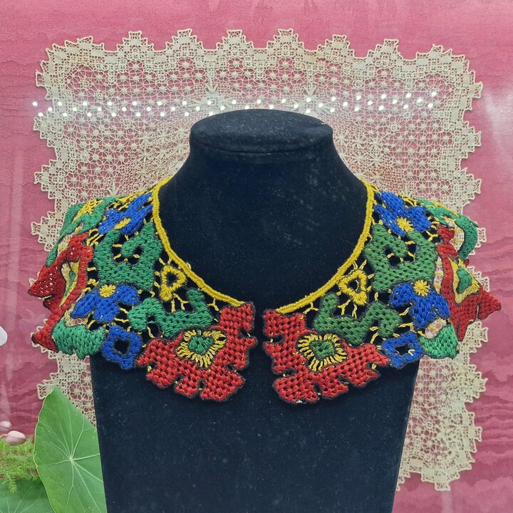 Cuello de Encaje de Aguja Hecho a Mano Años 20 - Bordado Floral Folk Pieza de Cuello Desmontable - Accesorio Boho Multicolor