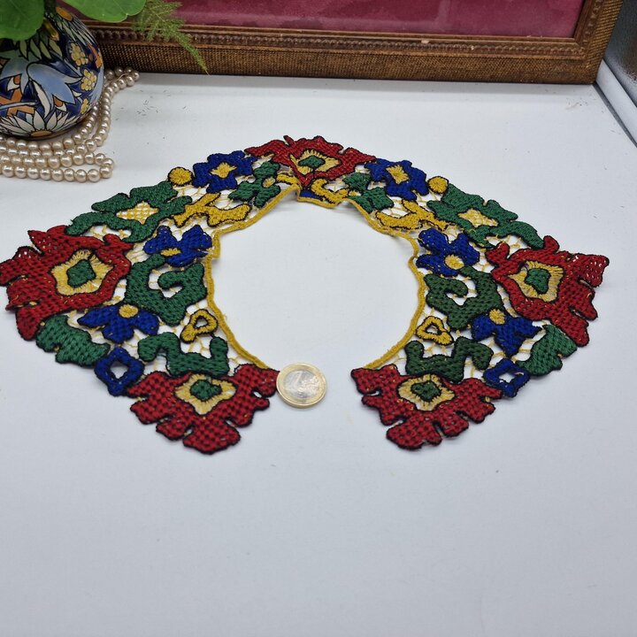 Col en Dentelle à l'Aiguille Fait Main Années 20 - Broderie Florale Folk Pièce de Cou Détachable - Accessoire Boho Multicolore