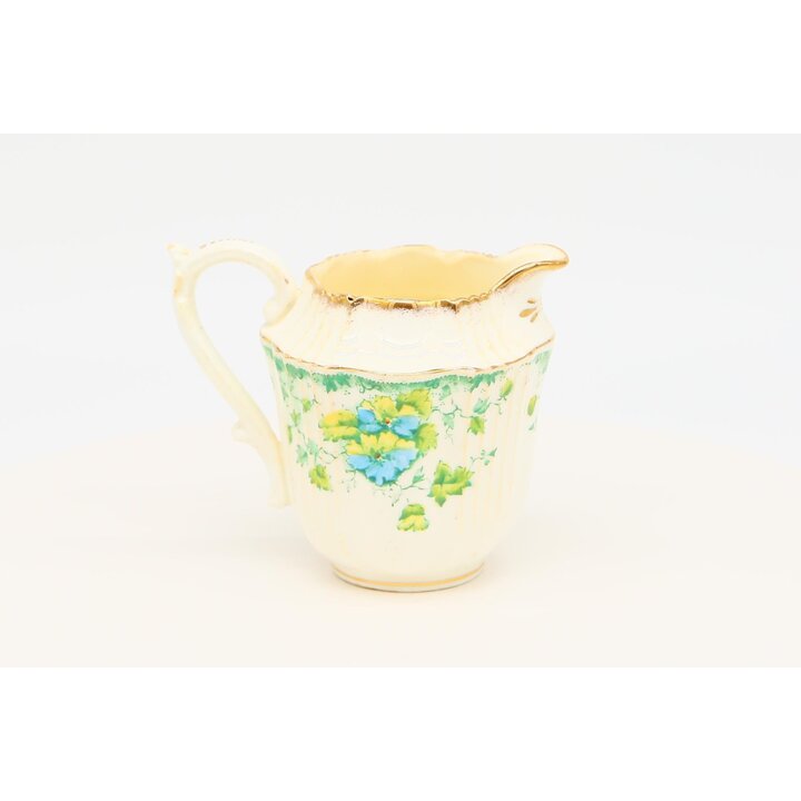 Jarra de Leite Vintage em Cerâmica, Leiteira com Flores Azuis e Verdes, Jarro de Creme com Ouro, Louça Retro Anos 1980 Café da M