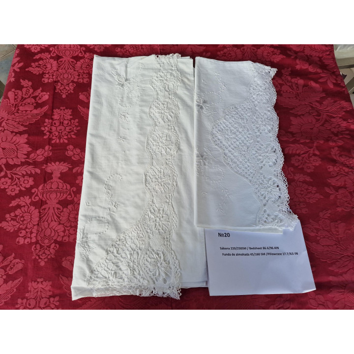 Antiek Frans Beddengoed 1910 met Handgeborduurd Monogram