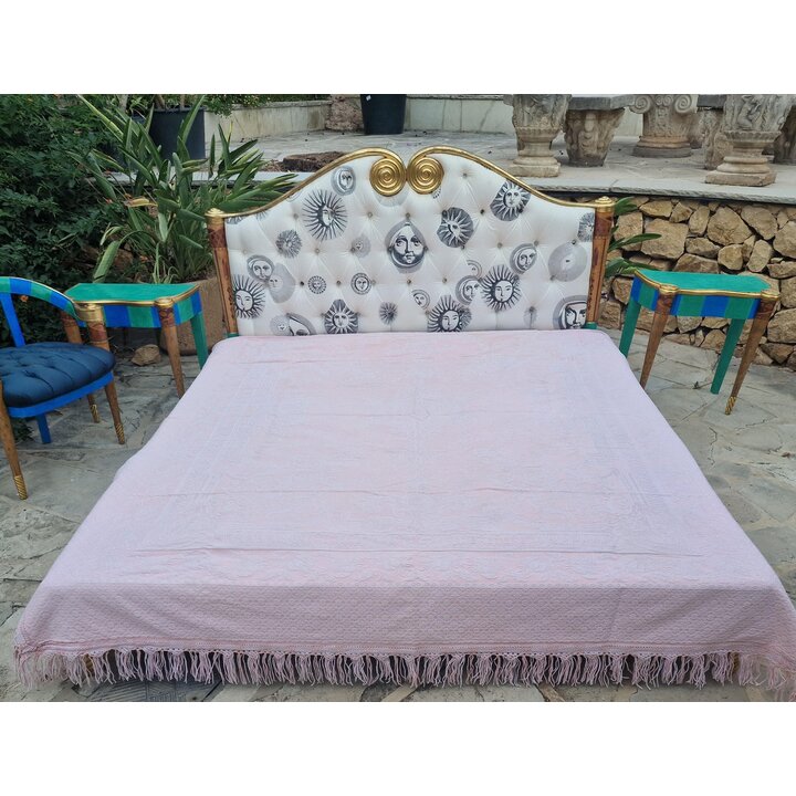 Copriletto jacquard vintage, coperta in damasco rosa con frange, motivo a medaglione neoclassico, 190x240 cm, anni 1940