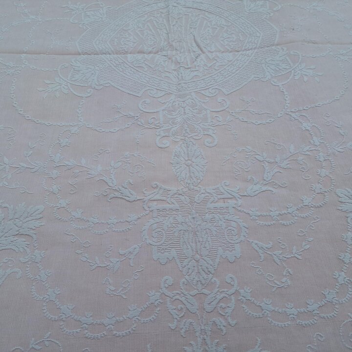 Copriletto jacquard vintage, coperta in damasco rosa con frange, motivo a medaglione neoclassico, 190x240 cm, anni 1940