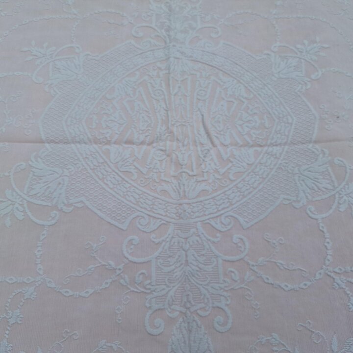 Copriletto jacquard vintage, coperta in damasco rosa con frange, motivo a medaglione neoclassico, 190x240 cm, anni 1940