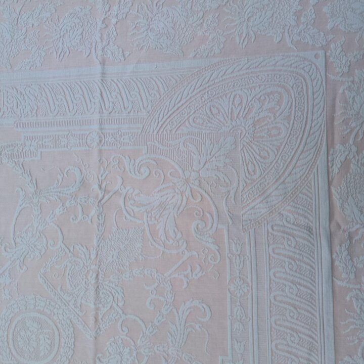 Copriletto jacquard vintage, coperta in damasco rosa con frange, motivo a medaglione neoclassico, 190x240 cm, anni 1940
