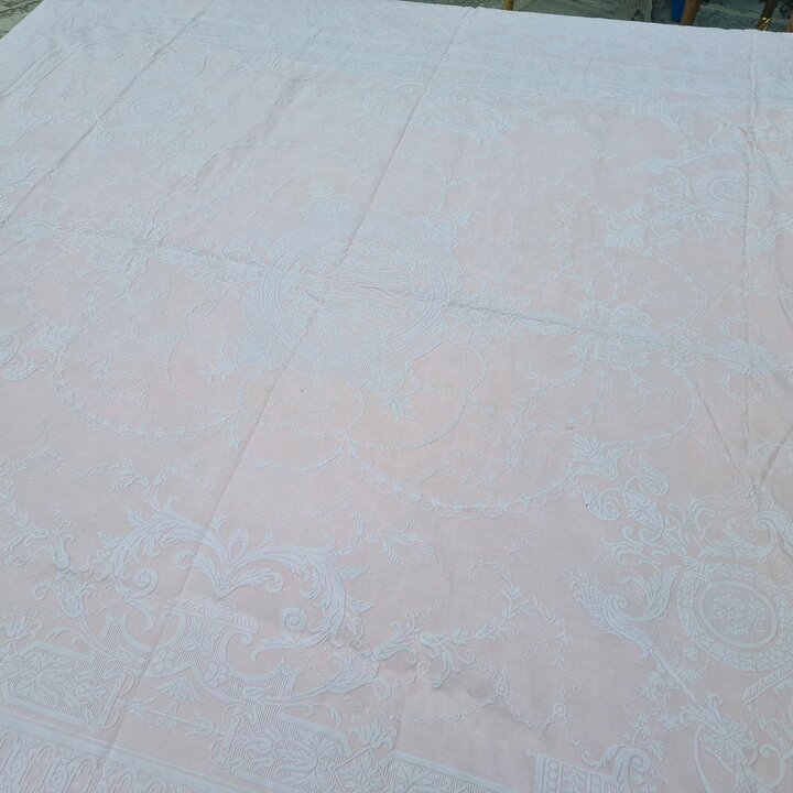 Copriletto jacquard vintage, coperta in damasco rosa con frange, motivo a medaglione neoclassico, 190x240 cm, anni 1940