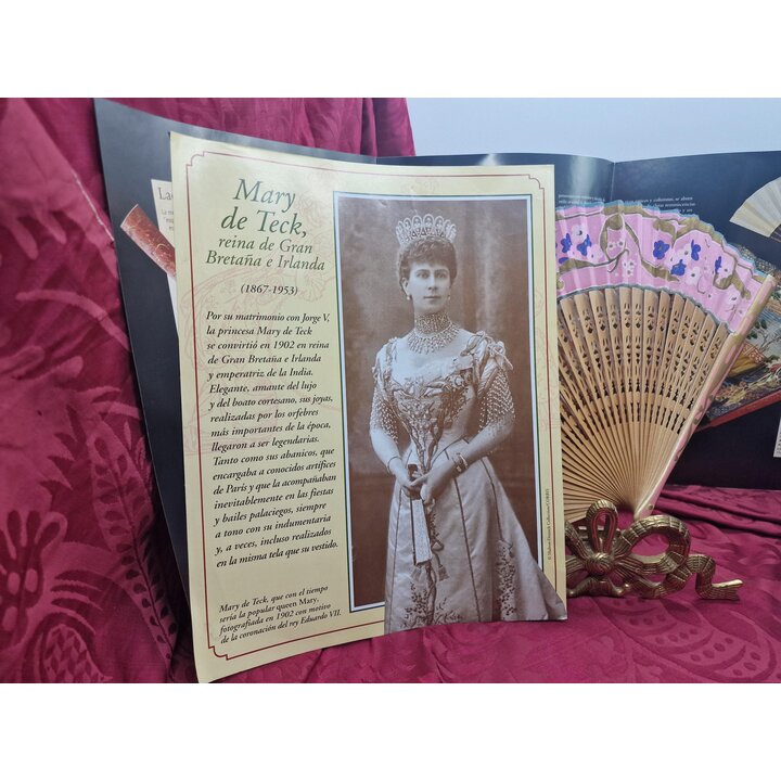 Spanish Hand Fan Planeta DeAgostini Queen Mary No 19 Vintage Folding Fan Wood Fabric Leaf with Spanish Magazine Booklet 23 cm