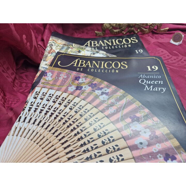 Spanish Hand Fan Planeta DeAgostini Queen Mary No 19 Vintage Folding Fan Wood Fabric Leaf with Spanish Magazine Booklet 23 cm
