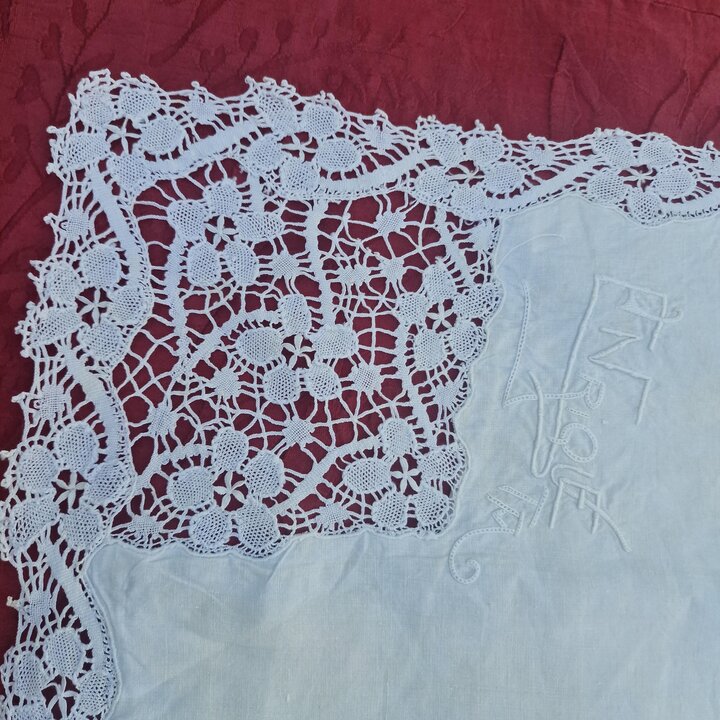アンティーク リネン 枕カバー 19世紀 ハンドメイド ボビンレース 手刺繍 Enriqueta マザーオブパールボタン 60x60 cm
