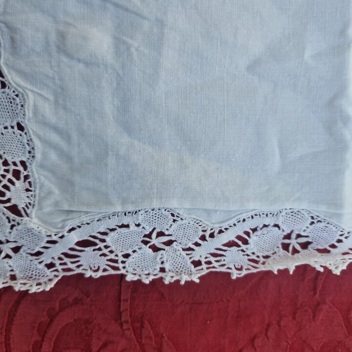 アンティーク リネン 枕カバー 19世紀 ハンドメイド ボビンレース 手刺繍 Enriqueta マザーオブパールボタン 60x60 cm