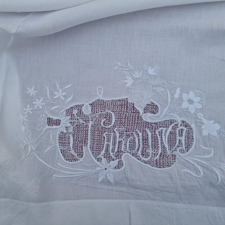Antiek Linnen Laken Handgeborduurd Carolina Monogram Kanten Rand Bobbinkant Bruidsuitzet 220x280 cm Jaren 1910