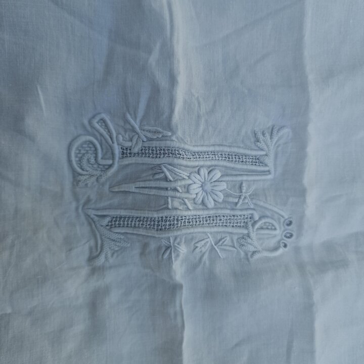 Antiker Kissenbezug aus Leinen mit handgesticktem Monogramm M, handgearbeitete Klöppelspitze, Perlmuttknöpfe, Ende des 19. Jahrh