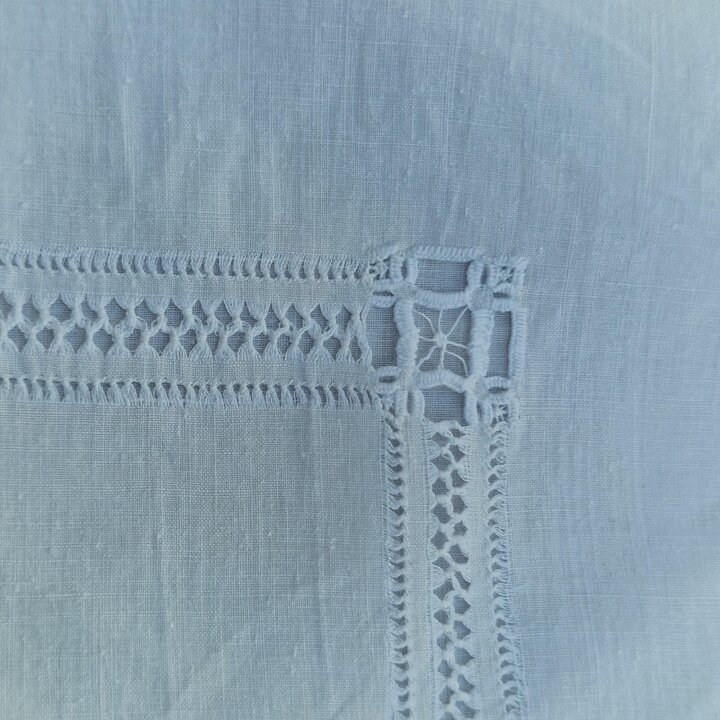 Antiker Kissenbezug aus Leinen mit handgesticktem Monogramm M, handgearbeitete Klöppelspitze, Perlmuttknöpfe, Ende des 19. Jahrh
