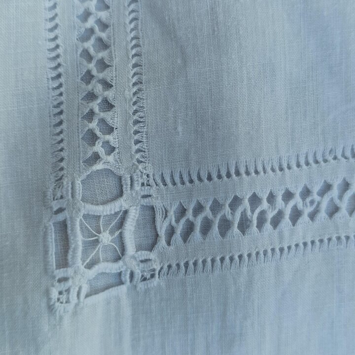 Antiker Kissenbezug aus Leinen mit handgesticktem Monogramm M, handgearbeitete Klöppelspitze, Perlmuttknöpfe, Ende des 19. Jahrh
